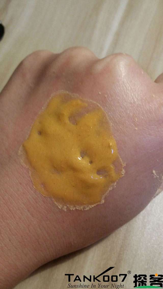客戶買了紫光手電驗(yàn)熒光劑，先拿面膜大姨媽巾開刀 