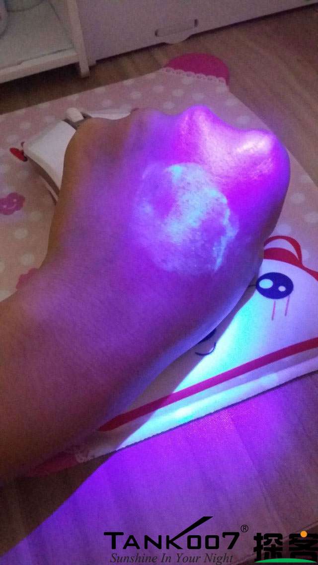 客戶買了紫光手電驗(yàn)熒光劑，先拿面膜大姨媽巾開刀 