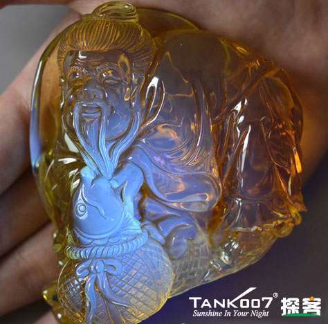 網(wǎng)上用紫光手電鑒定琥珀的帖子這么多，哪個是真假？