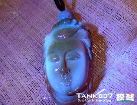 網(wǎng)上用紫光手電鑒定琥珀的帖子這么多，哪個是真假？