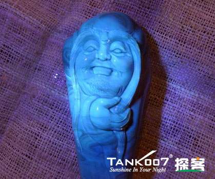 網(wǎng)上用紫光手電鑒定琥珀的帖子這么多，哪個是真假？