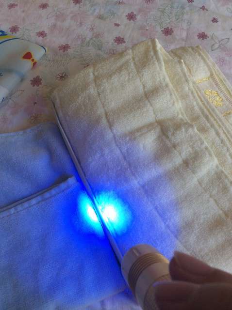 寶媽買了紫光手電，衣服上好多熒光劑，看的心慌害怕