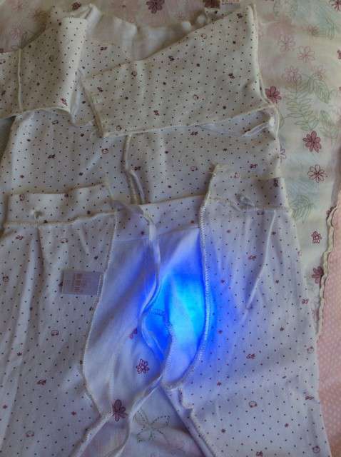  寶媽買了紫光手電，衣服上好多熒光劑，看的心慌害怕
