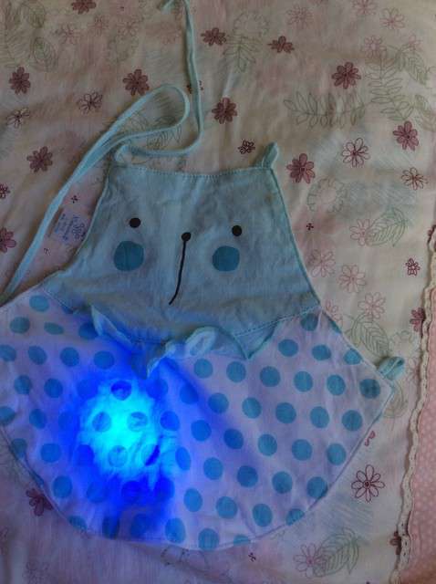  寶媽買了紫光手電，衣服上好多熒光劑，看的心慌害怕