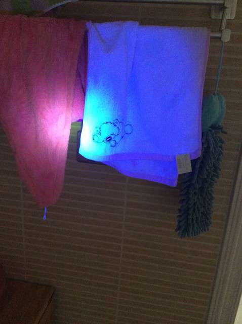  寶媽買了紫光手電，衣服上好多熒光劑，看的心慌害怕
